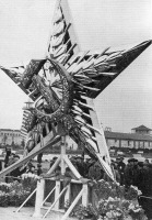 Москва - Одна из звёзд, изготовленных для башен Кремля, выставленная в Центральном парке культуры и отдыха им. М.Горького.