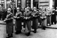 Москва - Маршалы и генералы несут на атласных подушках ордена и медали товарища Сталина.