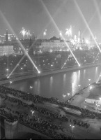 Москва - «Вид на Большой Каменный мост и Кремль во время праздничного салюта 1 мая».