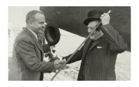 Москва - Фото рукопожатия министра иностранных дел СССР Вячеслава Михайловича Молотова с премьер-министром Великобритании Уинстоном Черчиллем на аэродроме.
