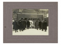 Москва - Фото группы известных советских советский государственный деятелей у 1-го дерявянного мавзолея Владимера Ильича Ленина.