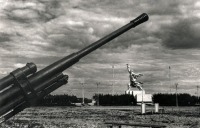 Москва - Зенитное орудие, установленное на площади Всесоюзной сельскохозяйственной выставки