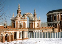 Москва - Царицыно. Фигурная арка при реставрации в 1990-х