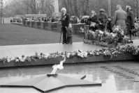 Москва - У могилы Неизвестного солдата в Александровском саду в день Победы