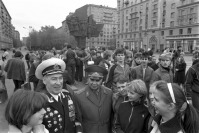 Москва - Ветераны войны во время встречи с молодежью перед митингом, посвященном началу похода по местам боевой славы молодежи Пролетарского района Москвы