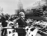 Москва - Колонна офицеров Красной Армии, бросающих фашистские знамена к подножью мавзолея В.И.Ленина