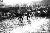 Москва - Колонна офицеров Красной Армии с поверженными фашистскими знаменами при подходе к Мавзолею В.И.Ленина