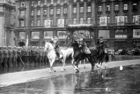 Москва - Маршал Советского Союза Жуков Г.К. приветствует войска, принимающие участие в Параде Победы