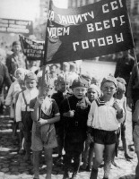 Москва - Москва, Красная площадь.  Дети на первомайской демонстрации