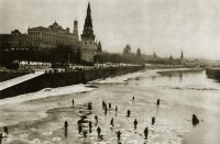 Москва - Подлёдный лов на Москва-реке.