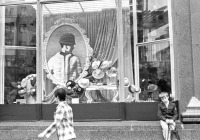 Москва - Улица Горького. Московские витрины. Шляпы 1981, Россия, Москва,