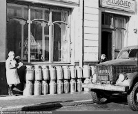 Москва - У молочного магазина на Делегатской 1980, Россия, Москва,