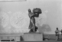 Москва - ВСХВ. Скульптура у павильона Узбекской ССР 1939, Россия, Москва,