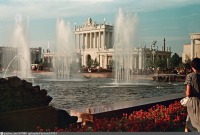 Москва - ВСХВ. Ленинградский павильон сквозь струи фонтана