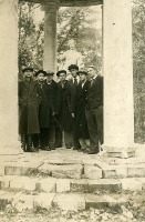 Москва - Царицыно. Фото группы мужчин в беседке 