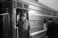 Москва - Леонид Брежнев машет из вагона поезда