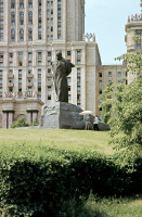 Москва - Памятник Тарасу Григорьевичу Шевченко у гостиницы Украина.