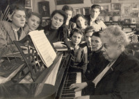 Москва - Гнесина Елена Фабиановна за роялем с учениками своего класса. Москва.