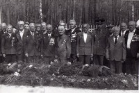 Болохово - Ветераны войны г. Болохово пришли на братскую могилу защитников города.  1975 год.