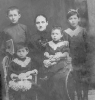 Болохово - Моя бабушка Павла Михайловна Наседкина с детьми  в 2014 году