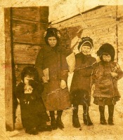 Болохово - Мои тёти и мама в детстве.1914год
