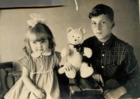 Болохово - Коля Наседкин с племянницей Наташей Олейниковой 1960 год