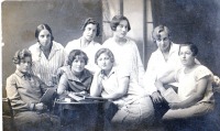Болохово - Моя тётя Лиза Наседкина ( стоит -2-ая слева)с подругами по учёбе в 1922 году