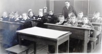Болохово - Школа №3 в 1963 году.. Александра Михайловна Голикова  учит первоклашек.