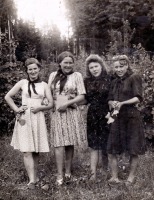 Болохово - Валентина Соломатникова с подругами в 1946 году.