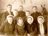 Болохово - Валентина Соломатникова с друзьями в 1945 году
