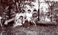 Болохово - Бывшие школьники во дворе школы №2 1972 год