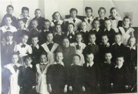 Болохово - Полина Ильинична Пустовалова с учениками школы №2 в 1955 году