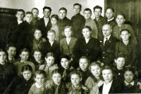 Болохово - Лидия Абрамовна Панова, Виктор Васильевич Источников с учениками средней школы в 1945 году