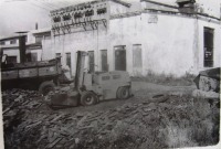 Болохово - Болоховский экспериментальный завод до реконструкции 1978 года.  За заводской электроподстанцией лежал чушковой чугун для литейного участка.