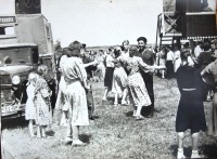 Болохово - Сельское училище г. Болохово. 1955 год.   Танцы в  обеденном перерыве - святое и нужное дело.