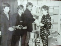 Болохово - Сельское училище г. Болохово. 1975 год.  В библиотеке всегда интересно.