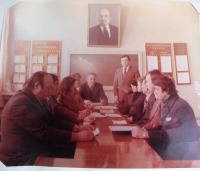 Болохово - Сельское училище г. Болохово.      Мастер Володин Н.А. докладывает директору о проведённой работе. 1985 год.