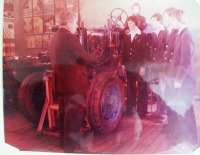 Болохово - Сельское училище г. Болохово.      Мастер Лагошин Н.Ф.  проводит занятие по тракторам. 1985 год.
