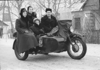 Болохово - Мой любимый город Болохово. Здесь я живу 70 лет.   Красивых женщин притягивает   хороший транспорт и  видные мужчины. Машин в то время было мало, надёжные мотоциклы были. 1965 год.