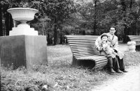 Болохово - Мой любимый город Болохово. Здесь я живу 70 лет. Главный инженер  рембазы Райзман с сыном в парке.1964 год.