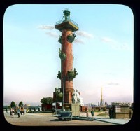 Санкт-Петербург - Вид на Ростральную колонну со стороны Дворцового моста .