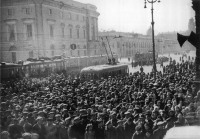Санкт-Петербург - Ленинградцы на Невском проспекте слушают сообщение о Победе над Германией.