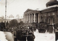 Санкт-Петербург - У Таврического дворца в день открытия первого заседания совета рабочих и солдатских депутатов 2 марта 1917 года