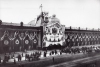 Санкт-Петербург - Гостиный двор, украшенный флагами в честь коронации императора Николая II.