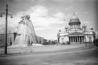 Санкт-Петербург - Здание Исаакиевского собора и вид Исаакиевской площади в Ленинграде в 1942 году.