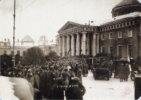 Санкт-Петербург - У Таврического дворца в день открытия первого заседания совета рабочих и солдатских депутатов  2 марта 1917 года.