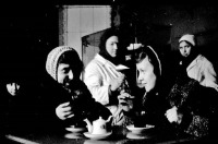 Санкт-Петербург - Посетители одной из чайных Фрунзенского района Ленинграда