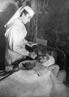 Санкт-Петербург - Медсестра Анна Юшкевич кормит раненого краснофлотца сторожевого корабля В.А. Ухова, находящегося на лечении в Военно-морском госпитале