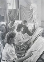 Санкт-Петербург - Учащиеся первого курса художественного училища в мастерской живописи
