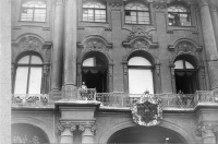 Санкт-Петербург - Император Николай II выходит на балкон Зимнего дворца перед чтением манифеста о вступлении России в войну